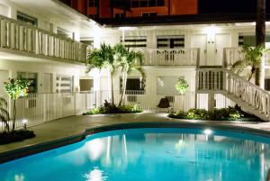 劳德代尔堡财神酒店的夜间在房子前面的游泳池