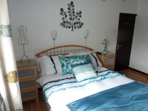 莱兰Smithy lodge Guest House的一间卧室配有一张带木制床头板的床