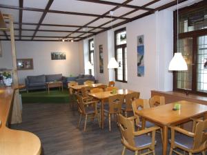 蒂蒂湖-新城Action Forest Hotel Titisee - nähe Badeparadies的用餐室配有木桌和椅子