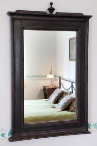 尤尔马拉厄尔贝别墅的卧室内的镜子反射着一张床