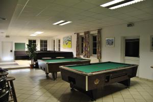 RechbergGasthof und Pension Haunschmid的台球室,内设两张台球桌