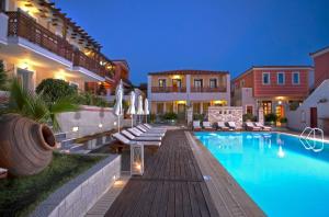 马拉松坎博斯塞丽娜水疗公寓式酒店的夜间带游泳池的别墅