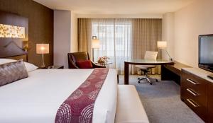 华盛顿格兰德凯悦酒店客房内的一张或多张床位