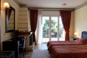 LímniAgrabeli Apartments的酒店客房设有两张床和窗户。