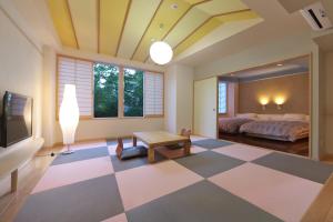 草津草津斯凯兰酒店的一间卧室设有一张床和一个 ⁇ 板地板