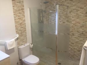 阿尔考空H天际线旅馆的一间带卫生间和玻璃淋浴间的浴室