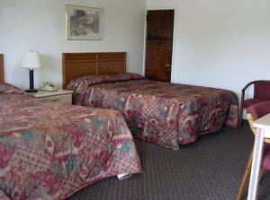 Morgantown摩根镇红地毯旅店&套房酒店的酒店客房,设有两张床和一盏灯