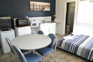 North Shields林肯港大篷车假日公园的小房间设有桌子和床