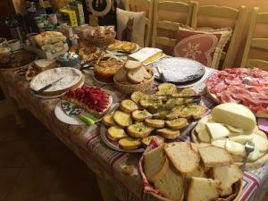 阿夏诺阿古里图里斯莫Il帕拉迪索酒店的一张桌子上面有很多不同类型的食物