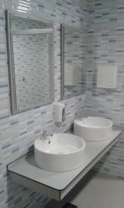 波尔托马林Albergue Folgueira的浴室设有2个水槽和镜子