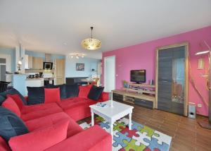 格洛韦Ferienwohnung Traumstrand的客厅配有红色的沙发和桌子