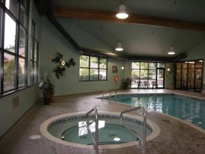 帕克斯维尔海滨村庄度假酒店的一座带热水浴池的室内游泳池