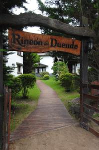 马德拉潘帕斯Rincón del Duende Resort y Spa de Mar的木拱门,上面有读到离婚的标志