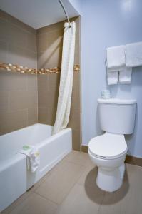 森尼维耳市桑尼维尔万佳邦德酒店的浴室配有白色卫生间和浴缸。