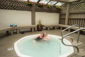圣克鲁兹米申旅馆的男人和女人在热水浴缸中的按摩浴缸里