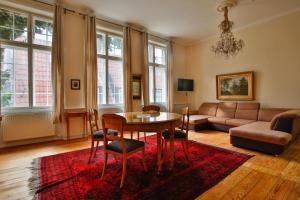 吕贝克费恩努卡公寓的客厅配有桌子和沙发