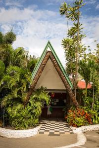 莫尔兹比港沙堤瑞斯特酒店的花园中带三角形屋顶的房子