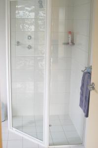 潘尼萧袋鼠岛林赛旅馆的浴室里设有玻璃门淋浴