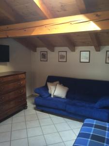 瓦尔富尔瓦Casa Zen的客厅配有蓝色的沙发和电视
