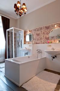 安特卫普巴伦住宿加早餐旅馆的白色的浴室设有2个盥洗盆和1个浴缸。