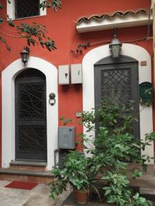 卡塔尼亚Artist’s House的红楼两扇黑色门,有植物