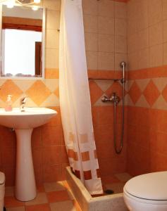 雷夫卡达镇Dimitra Rooms的带淋浴、盥洗盆和卫生间的浴室