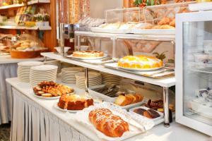 托尔博莱莫耶里酒店的面包店,里面放满了各种糕点