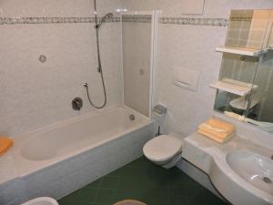 安泰塞尔瓦·迪·梅佐库莱霍夫公寓的带浴缸、卫生间和盥洗盆的浴室