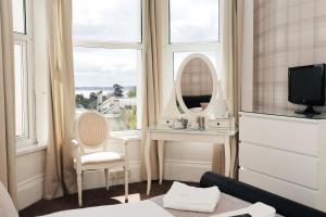 托基奈斯维酒店的客房设有镜子、床和窗户。