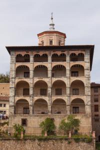 IgeaHostal Peñacárdena的一座大型砖砌建筑,顶部设有钟楼