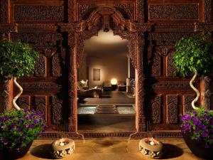 阿德耶Royal Garden Villas, Luxury Hotel的客厅设有紫色花卉拱门