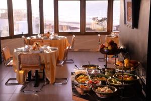格塞尔镇特根德玛典雅度假宾馆的一间用餐室,配有一张带食物盘的桌子