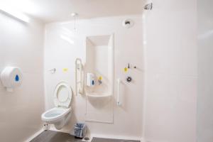 蒂斯河畔斯托克顿蒂赛德地铁旅馆的白色的浴室设有卫生间和淋浴。