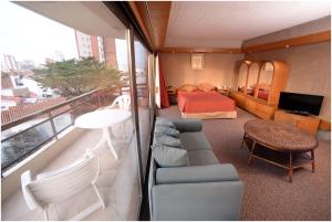 格塞尔镇特根德玛典雅度假宾馆的客房设有阳台、一间卧室和一张床