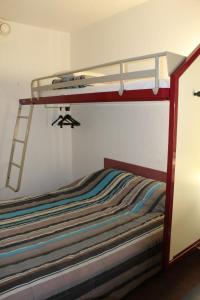 圣迪耶圣迪耶F1酒店的一间卧室配有带梯子的双层床