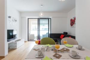 杜布罗夫尼克Apartment Navigatio with parking的客厅配有带食物和酒杯的桌子