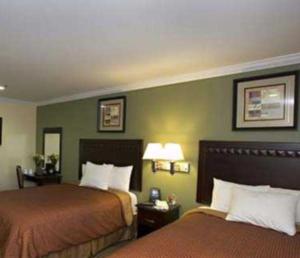 圣拉斐尔北部湾客栈 的酒店客房设有两张床和两盏灯。