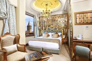 伊斯坦布尔加拉塔达鲁苏丹酒店的一间卧室配有一张特大号床和华丽的床头板