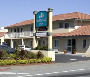 圣拉斐尔北部湾客栈 的一家有最低甜食旅馆标志的酒店