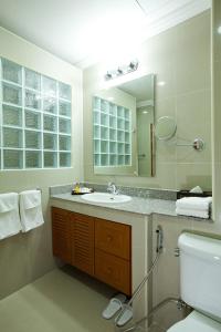南芭堤雅Baan Souy Resort的一间带水槽和镜子的浴室