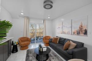 Deluxe 2BR Condo - Free Parking - 25 Min to NYC - Sleeps 6