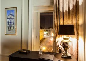 华沙贝洛托酒店的坐在窗边桌子上的一盏灯