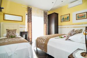 蒂瓦特赛帕挪威克公寓的酒店客房设有两张床和窗户。