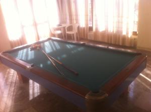 托隆伊斯佩里亚酒店的一张台球桌,上面有两张小圆柱形柱形柱子