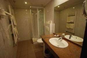 维也纳欧陆膳食酒店的一间带水槽、淋浴和卫生间的浴室