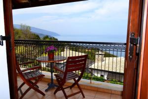 桑加拉达Hotel Aglaida Apartments的阳台配有2把椅子和1张桌子,享有风景。