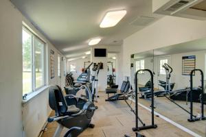 WillisLake Conroe Queen Studio Cabin 5的健身房设有数台跑步机和椭圆机