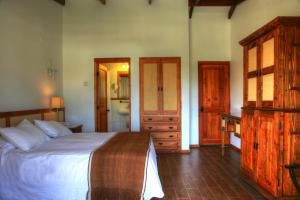 奥瓦列Hacienda Santa Cristina的一间带大床的卧室和一间浴室