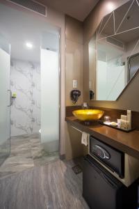 新加坡Hotel Clover 7的浴室设有黄色水槽和镜子