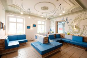 林道林陶HI青年旅馆的一间等候室,里面摆放着蓝色的沙发